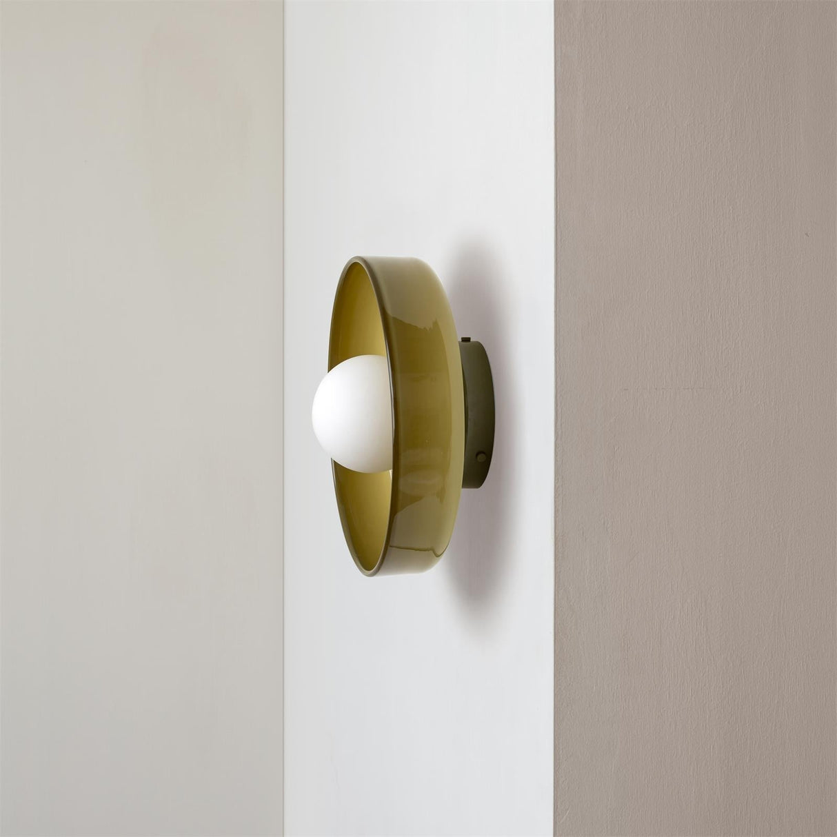 Modern Round LED Ceiling Light Fixture - Energy-Efficient Lighting for Living Room & Kitchen Spaces