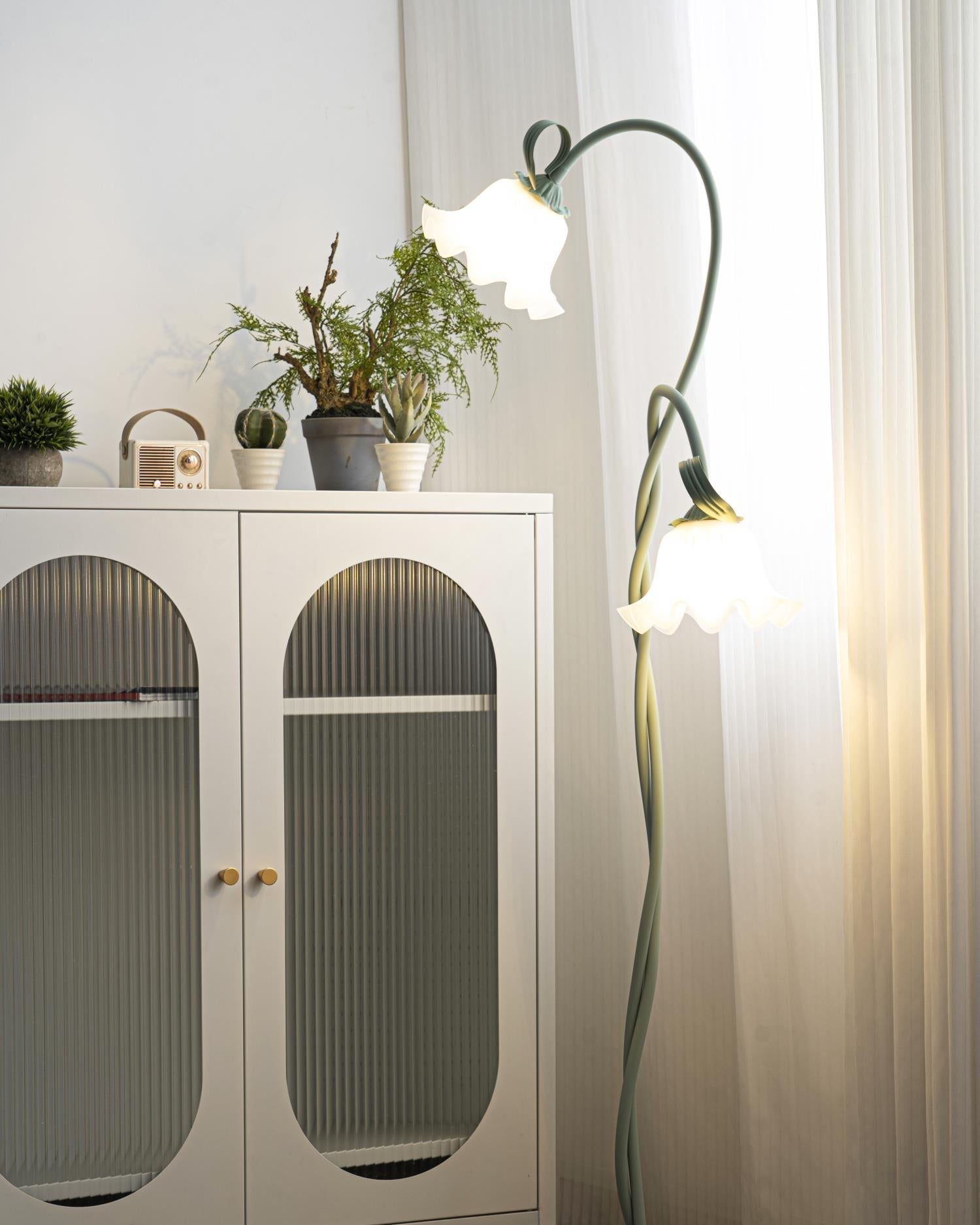 LED Floor Lamp with Calla Flower Design - Modern Lighting for Living Room & Bedroom Decor