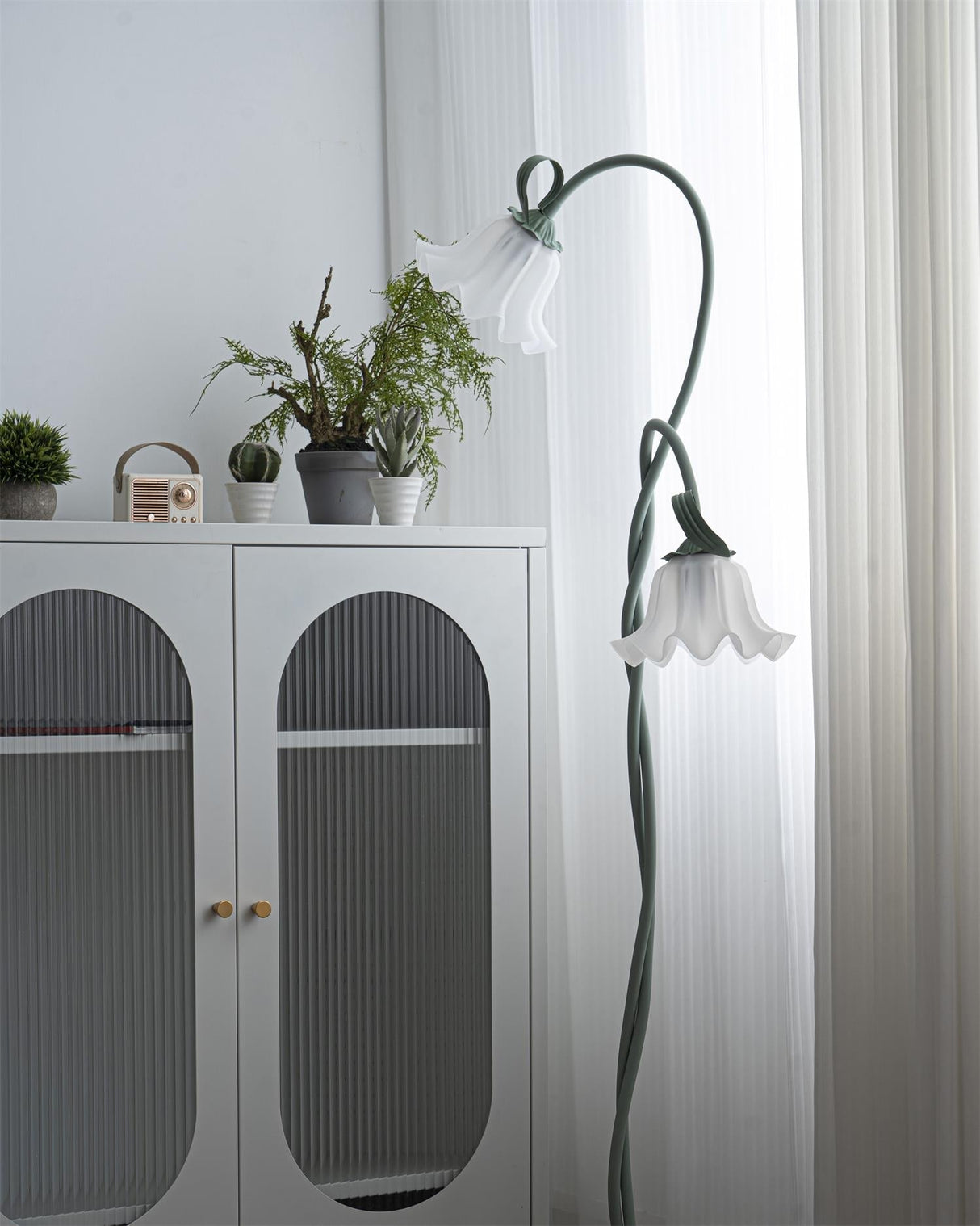 LED Floor Lamp with Calla Flower Design - Modern Lighting for Living Room & Bedroom Decor